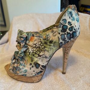 Size 6.5. Multi colored 5inch heel. Zip up back